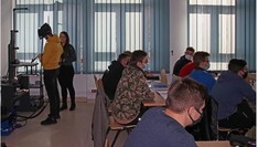 Widok sali wraz z wykładowcą oraz studentami